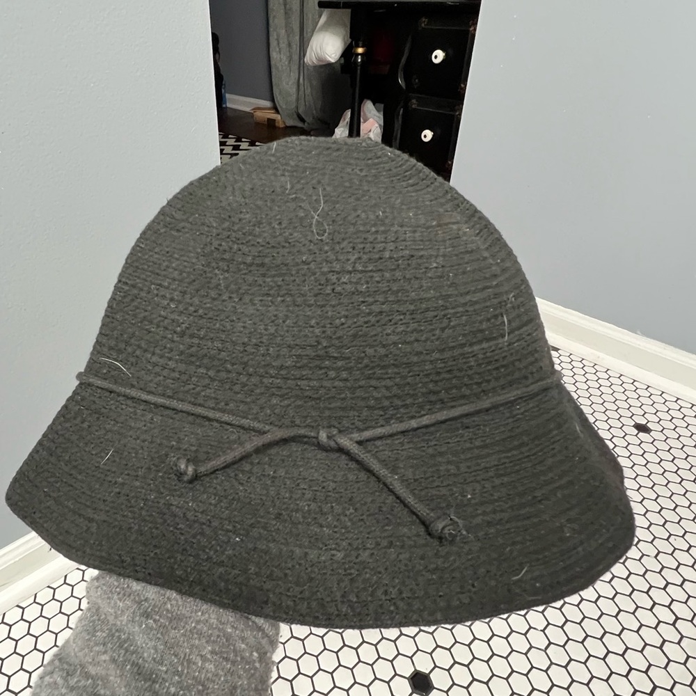 Liz Claiborne hat